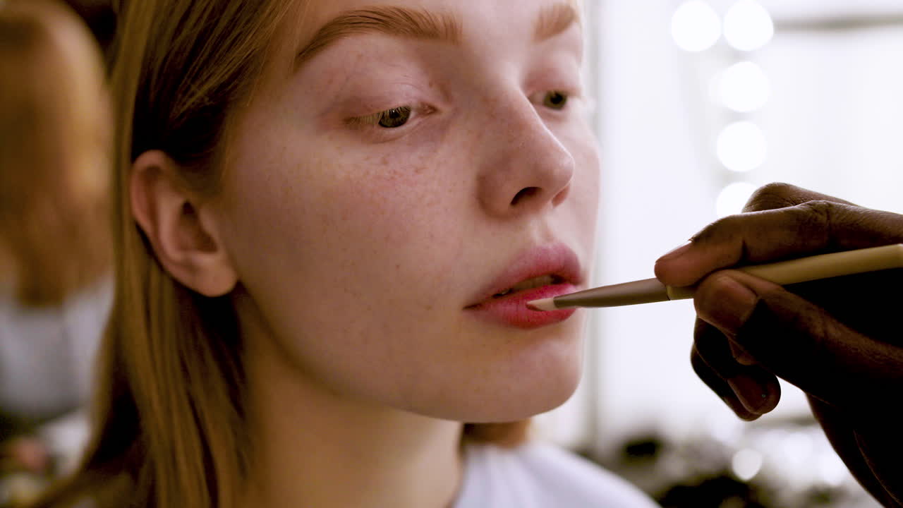 mujer preparándose antes del ensayo