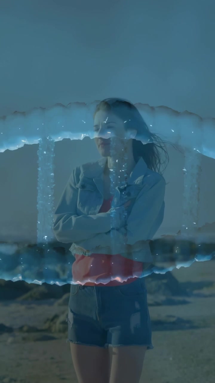 Vídeo vertical: Mulher mudando o olhar, estendendo a mão na praia para anúncios enquanto uma sobreposição de onda aparece sobre ela.