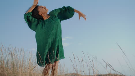 bailarina improvisando en el desierto haciendo movimientos graciosos de las manos en la noche de verano