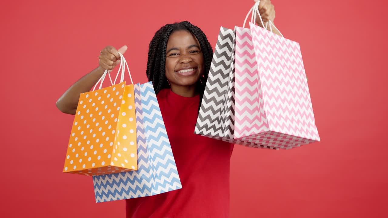 mujer con bolsas de compras