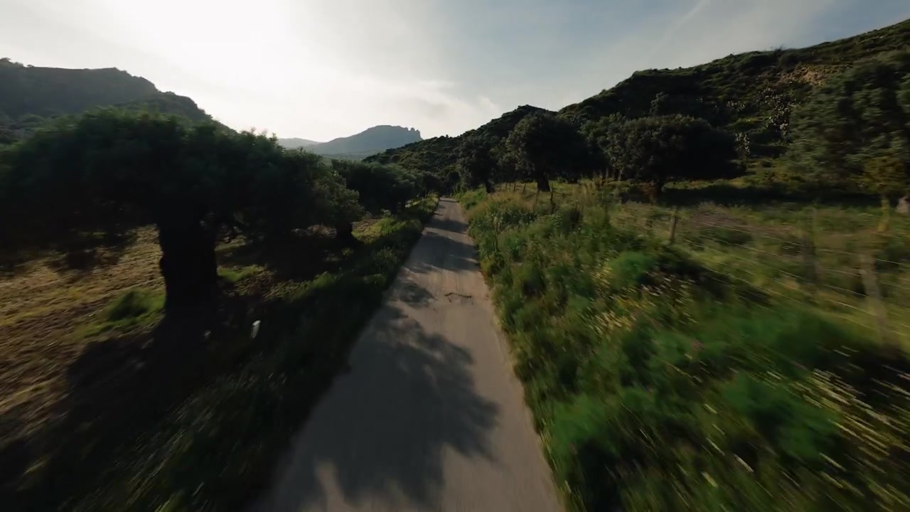 Vista aerea del letto del fiume e paesaggio collinare