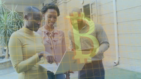 animación del símbolo de bitcoin y procesamiento de datos sobre diversas personas de negocios en la oficina