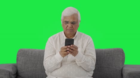 Anciano-Indio-Charlando-Con-Alguien-En-La-Pantalla-Verde-Del-Teléfono