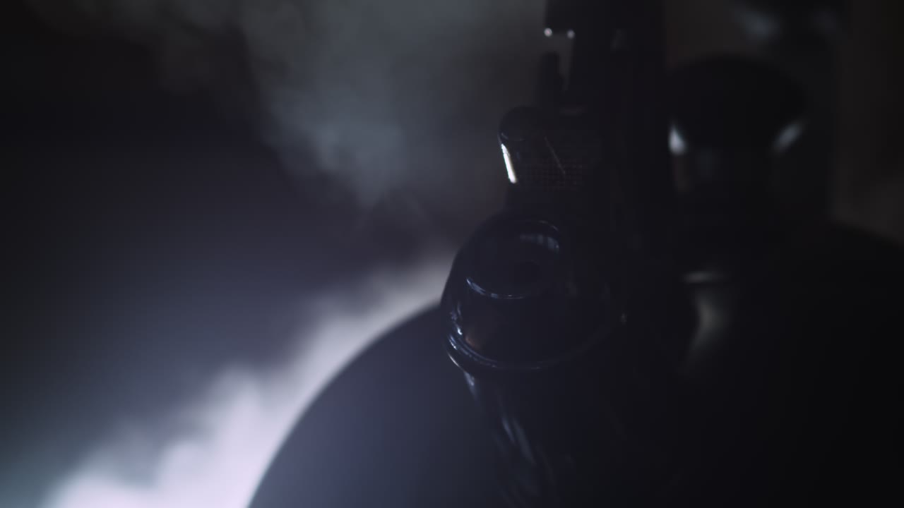 유령 같은 역광으로 차 주전자를 둘러싼 증기, 클로즈업