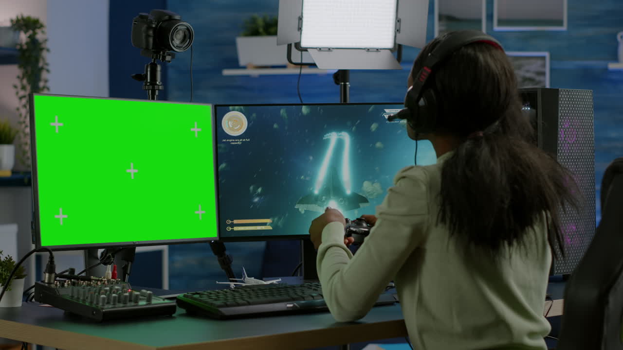 pro gamer africano che chatta sul computer con schermo verde