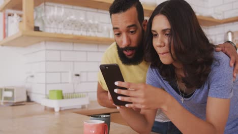 pareja feliz usando un teléfono inteligente