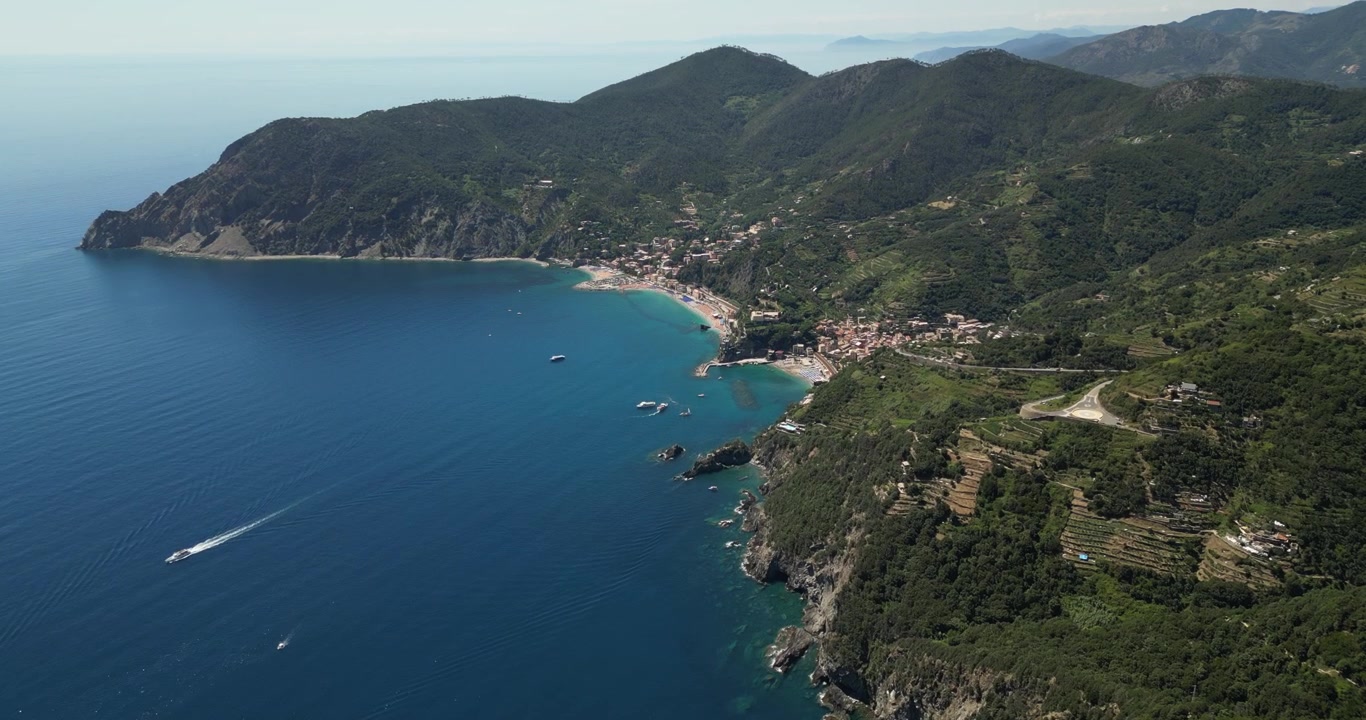 Costa frastagliata della Riviera Ligure delle Cinque Terre nel nord-ovest d'Italia. Ripresa aerea con drone