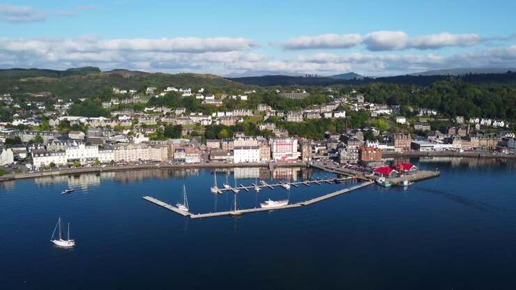 Lago del Porto di Oban, città costiera sulla costa occidentale della Scozia, riprese aeree con drone 4K HD, vista completa in ascesa