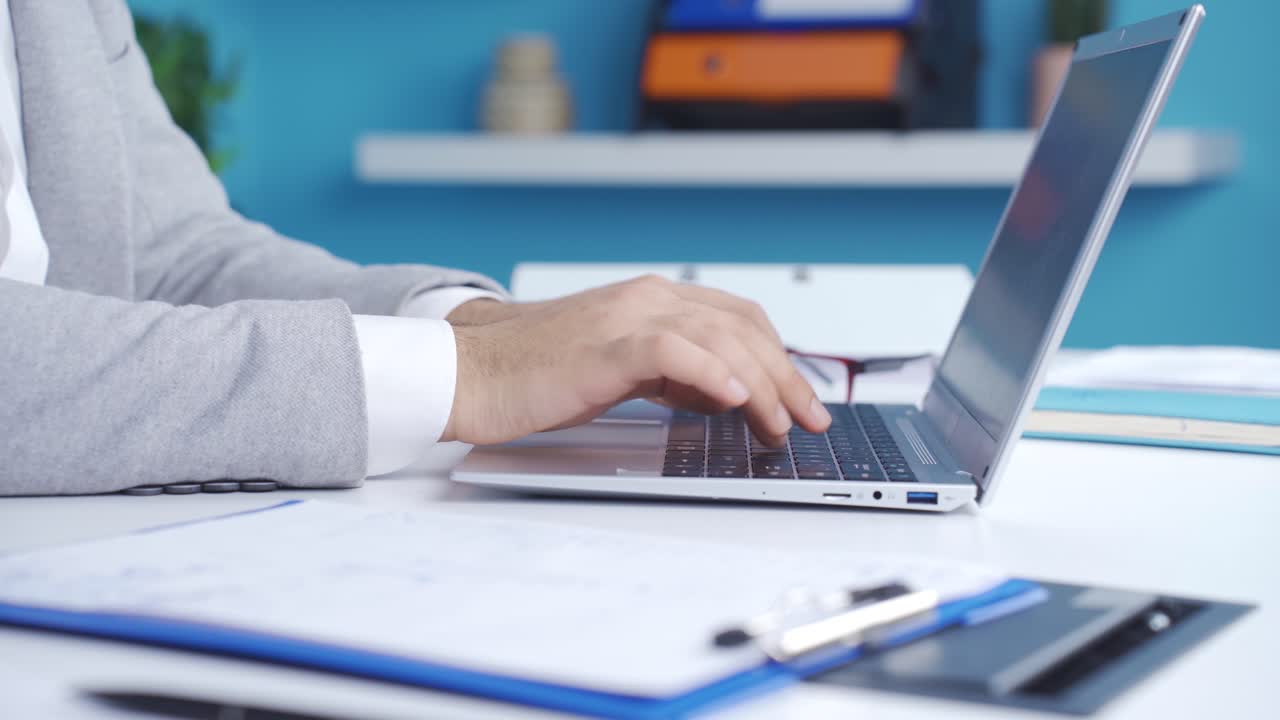 primer plano de manos de un hombre de negocios usando una computadora portátil. trabajando, trabajador de oficina.