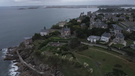 Paseo-Peatonal-A-Lo-Largo-De-La-Costa-Esmeralda-En-Dinard-En-Bretaña,-Francia