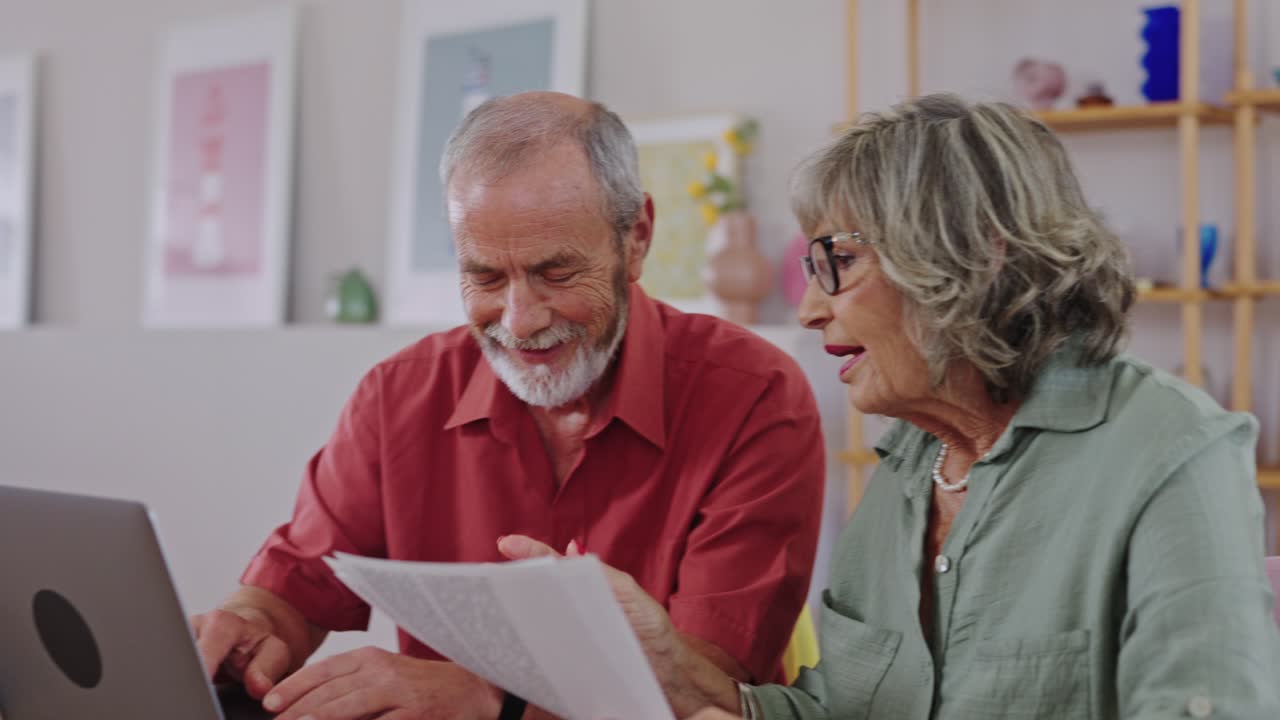 Casal de idosos organizando as finanças em casa