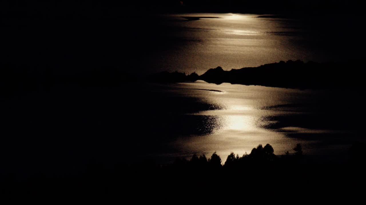 Sterkt måneskinn på innsjøen i New Zealand.