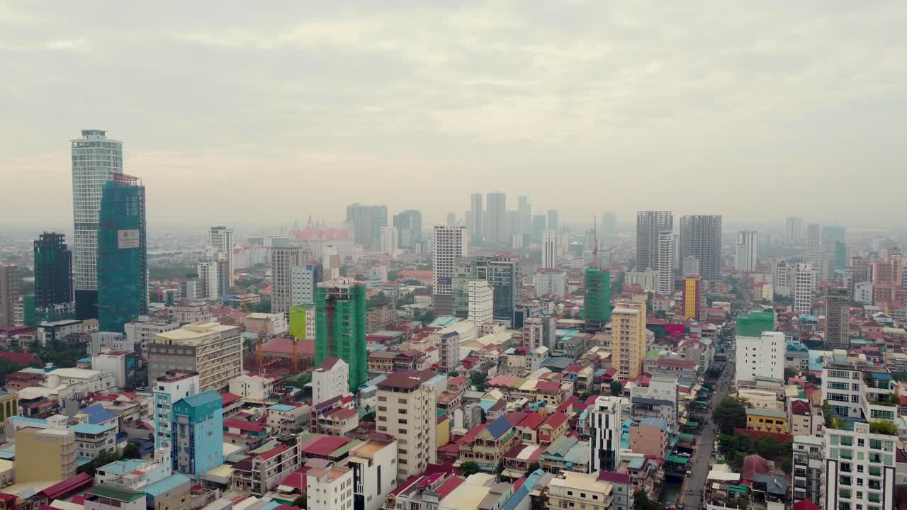 vista aérea de la ciudad de phnom penh por la mañana con nublado