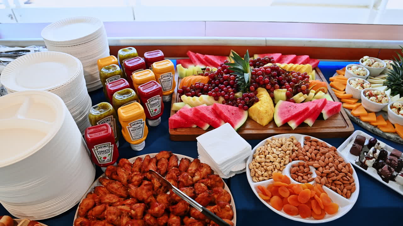 New York, USA, 1 agosto 2025: composizione di buffet di frutta e dessert su una nave da crociera. Tavolo colorato pieno di frutta fresca, dessert, frutta secca e insalate serviti nella zona ristorante di una nave da crociera