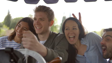 Amigos-Tomando-Selfie-Durante-Un-Paseo-En-Barco-Por-El-Río-Juntos