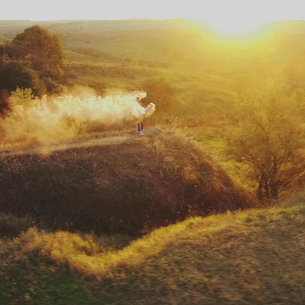 pareja con bombas de humo