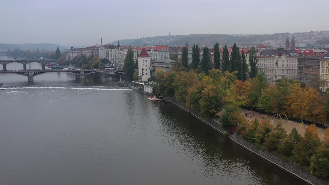 Veduta aerea cinematica di Praga, Repubblica Ceca, panorama urbano di Praga che mostra ponti medievali e barche sul fiume Moldava in autunno