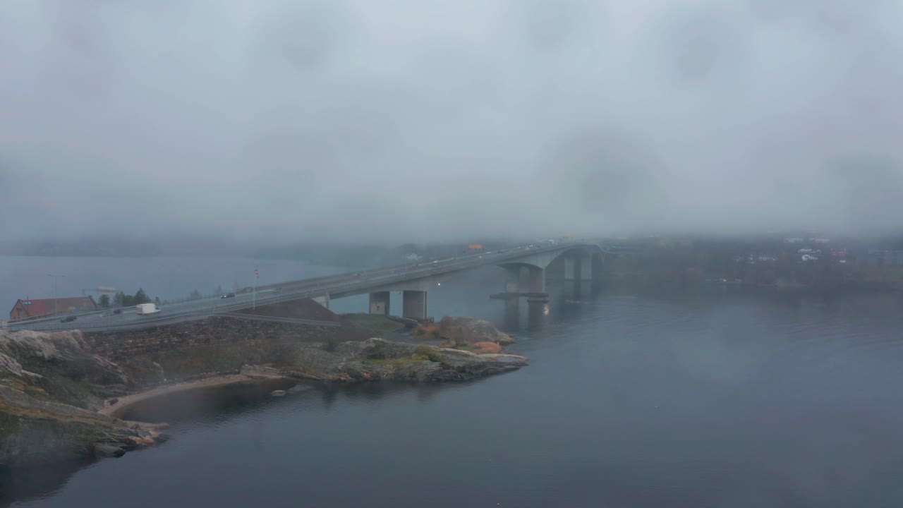 노르웨이 크리스티안산에서 신부를 태우고 운전하는 자동차