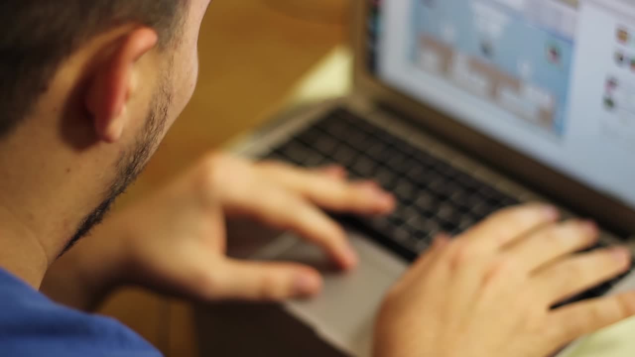 joven usando una computadora portátil