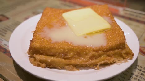 la tostada francesa al estilo de hong kong consiste en pan frito, mantequilla de maní, manteqilla y leche condensada