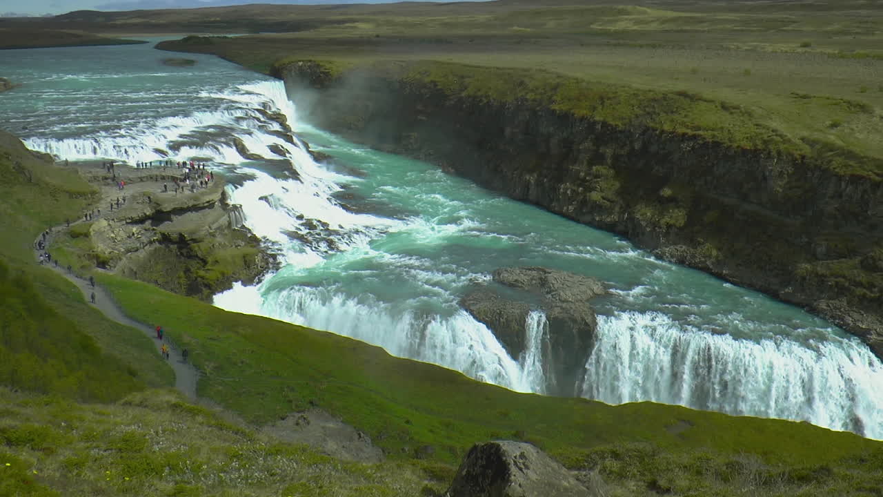 imágenes en cámara lenta de gullfoss - cascada ubicada en el cañón del río hvita en el suroeste de islandia