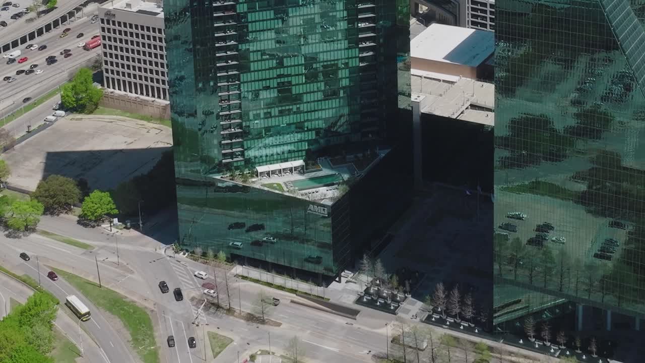 Panorami del centro di Dallas con edifici e strade che mostrano movimento