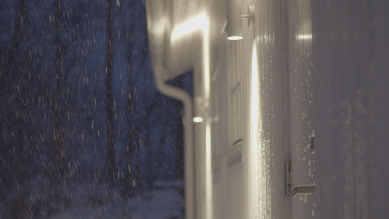 en una noche nevada, el hombre agarra rápidamente la manija de la puerta para entrar