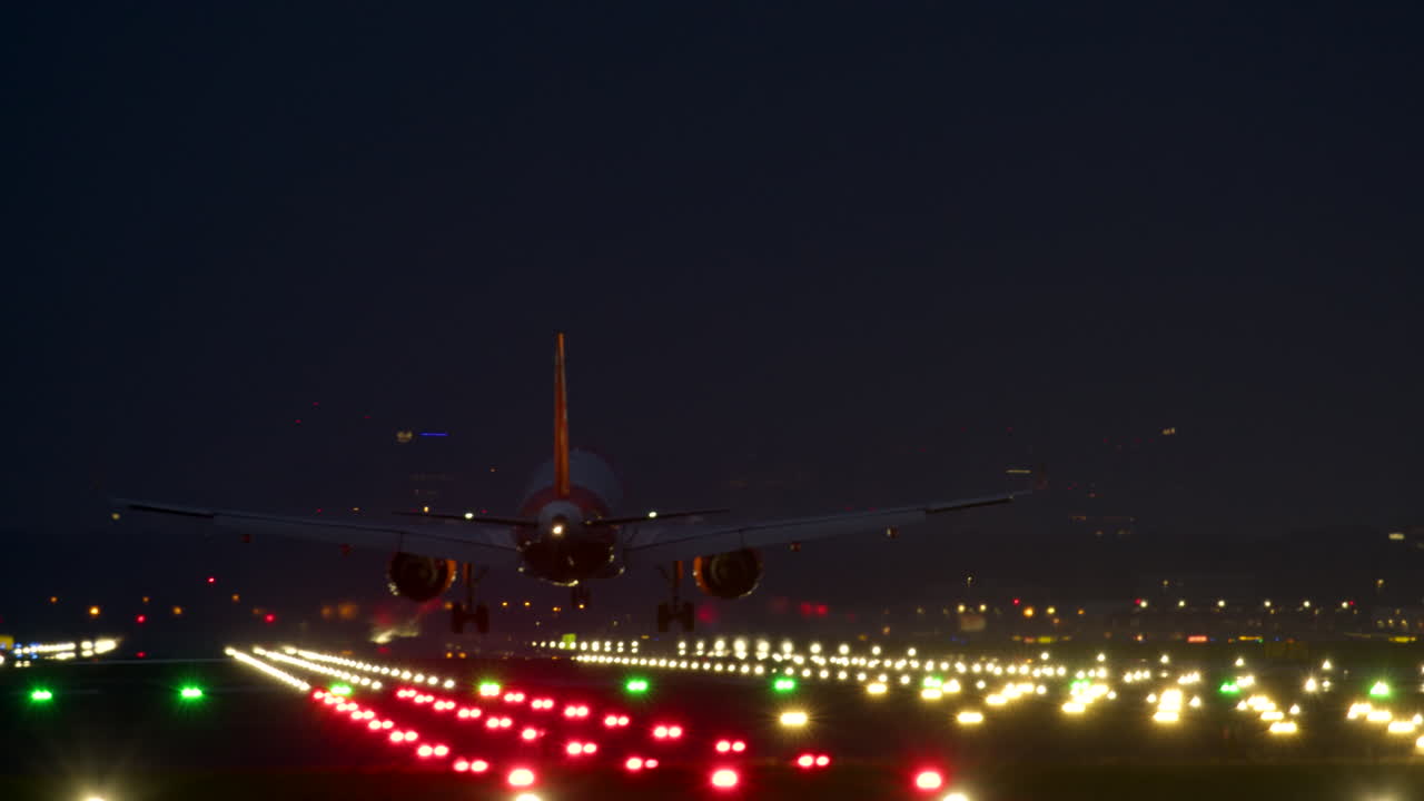 夜に着陸する飛行機