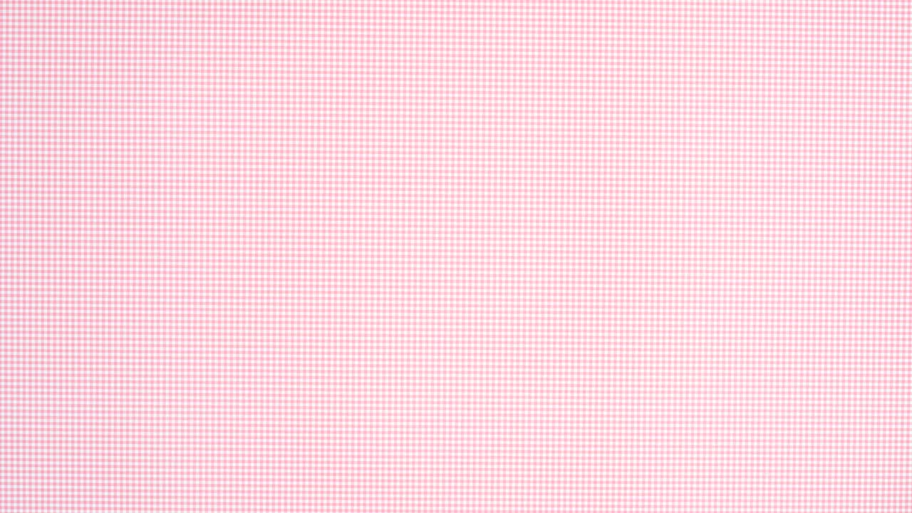 Småkager på tallerken og ingredienser til at lave og bage småkager vises på et pastelrosa tema. Stop-motion.