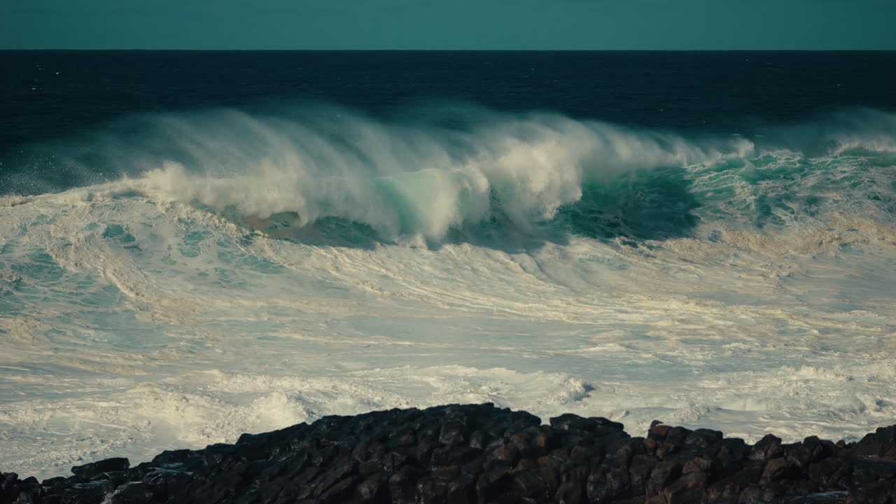 мощные океанские волны бьются по побережью.