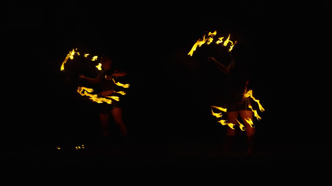 espectáculo de bailarines de fuego por la noche