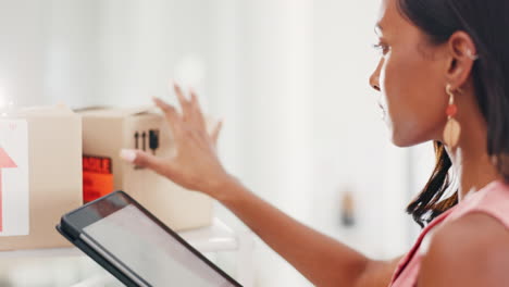 logística, tableta y mujer con pequeña empresa
