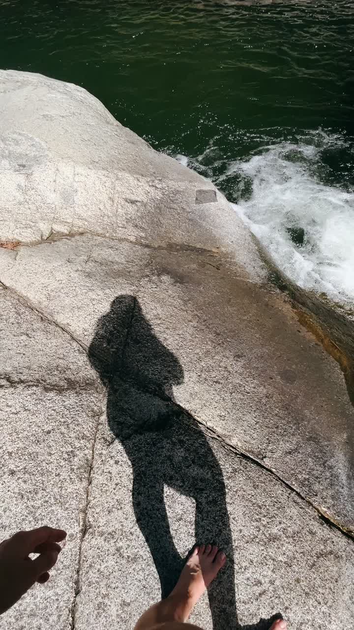 산 의 하천 에 있는 바위 가 있는 폭포