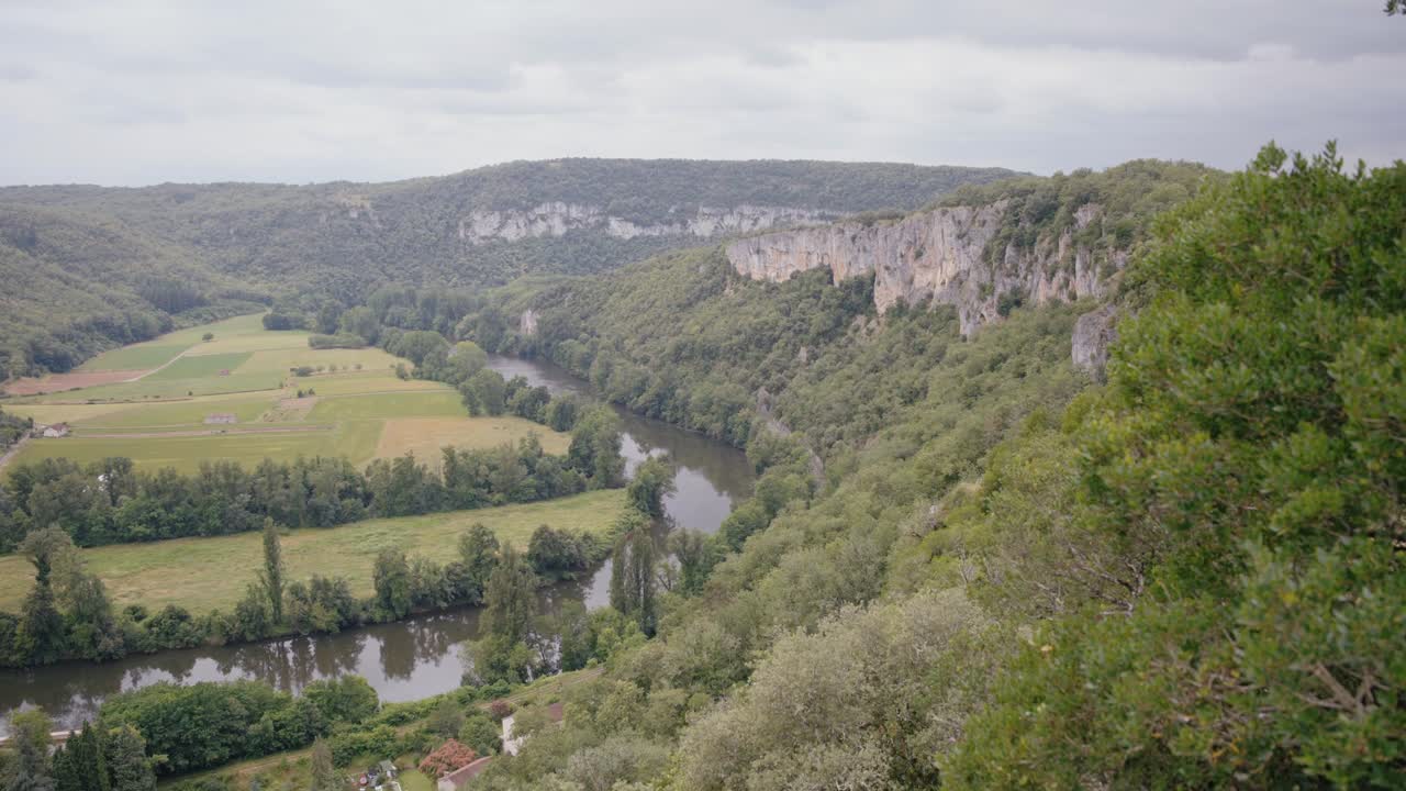 Vista dall'alto del tortuoso fiume Lot circondato da scogliere calcaree e foreste. Pittoresco paesaggio naturale vicino a Saint Géry, nella regione dell'Occitania.