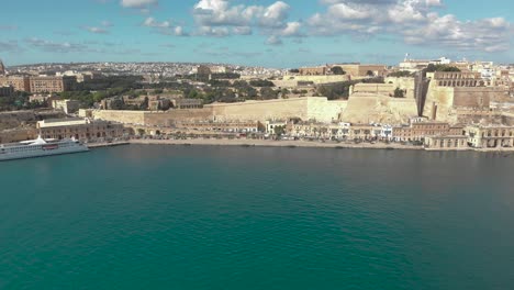 tiro aéreo sobre el agua y frente a una ciudad vieja y un puerto