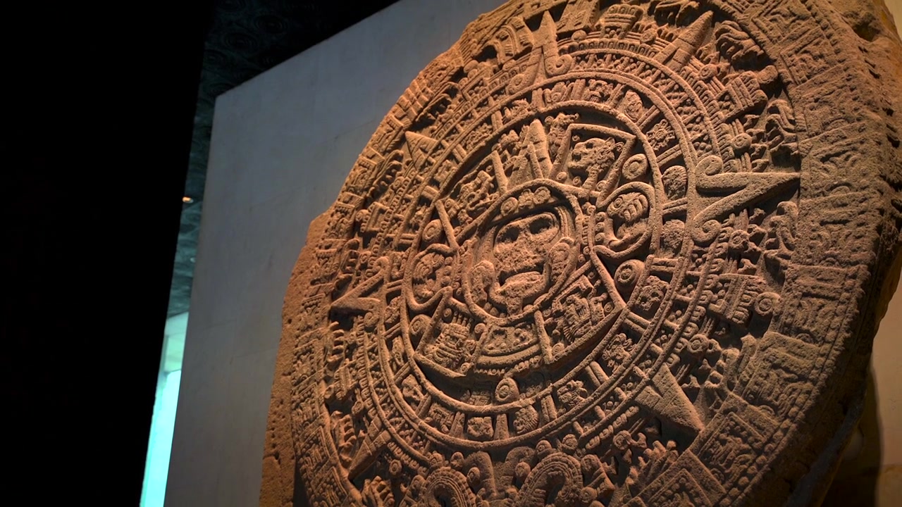 Cảnh quay tĩnh cận trung của khối đá nguyên khối Đá Mặt Trời Aztec cổ đại nổi tiếng được trưng bày tại Bảo tàng Nhân chủng học Quốc gia ở Thành phố Mexico.