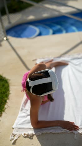 mujer relajándose en auriculares vr junto a la piscina