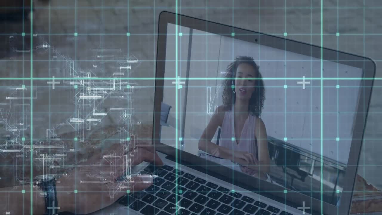 datos digitales sobre la mujer en la pantalla del portátil durante una videollamada.