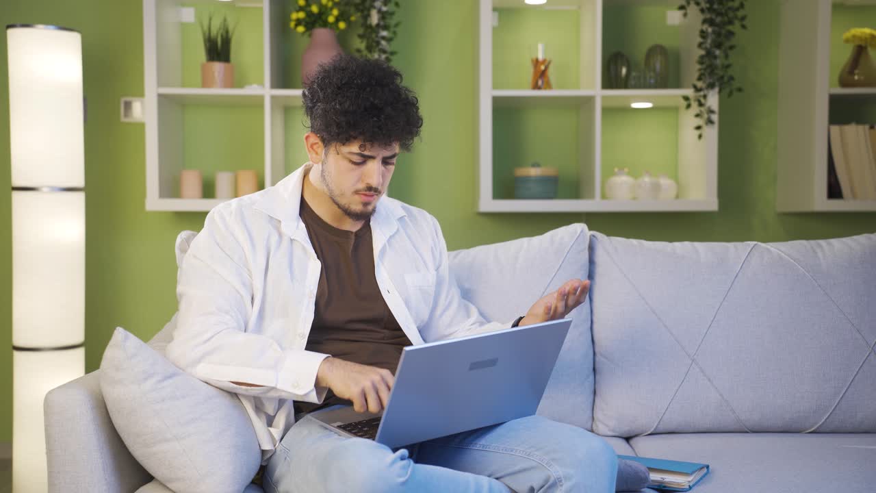 젊은이가 컴퓨터에서 새로운 응용 프로그램을 사용할 수 없습니다.