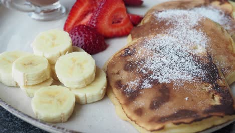 deliciosas panqueques con fresas y plátanos