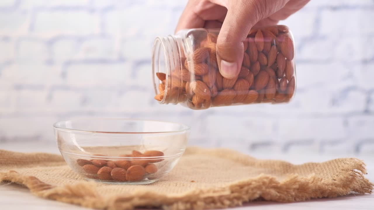 항아리 에서 그 에 아몬드 를 부어 넣는 것