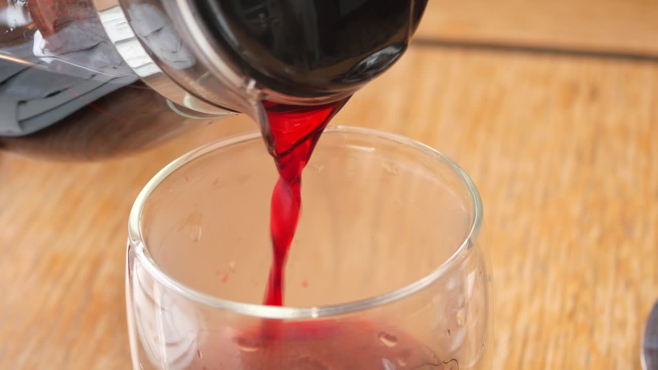 ⁇ 은 포도주 를 잔 에  ⁇ 는 것