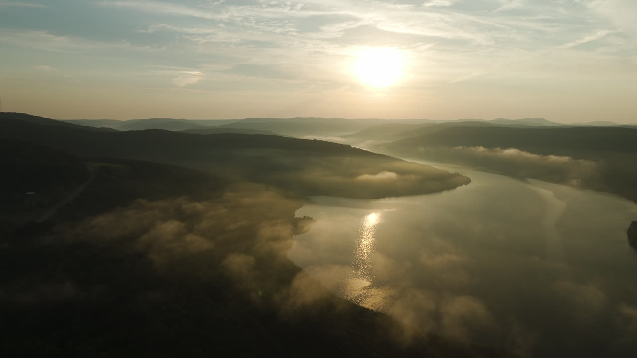 아칸소 주 에 있는 해가 뜨고 있는 포트 스미스 호수 - 공중 촬영