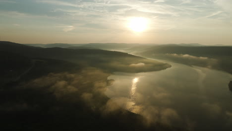 Lake-Fort-Smith-Al-Amanecer-En-Arkansas,-Estados-Unidos---Toma-Aérea