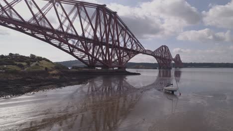 Forth-Rail-Bridge,-North-Queensferry,-Fife,-Schottland