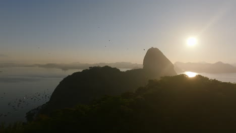 amplias imágenes aéreas durante el amanecer girando alrededor de la montaña sugarloaf en río de janeiro, brasil