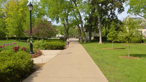 caminando en una acera a finales de primavera, principios de verano