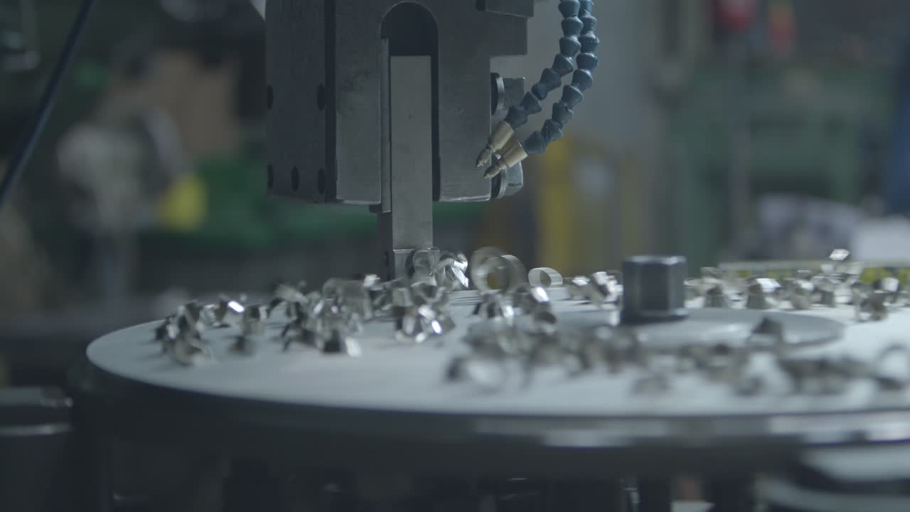 밀링 공장에서 밀링되고 있는 강철 디스크