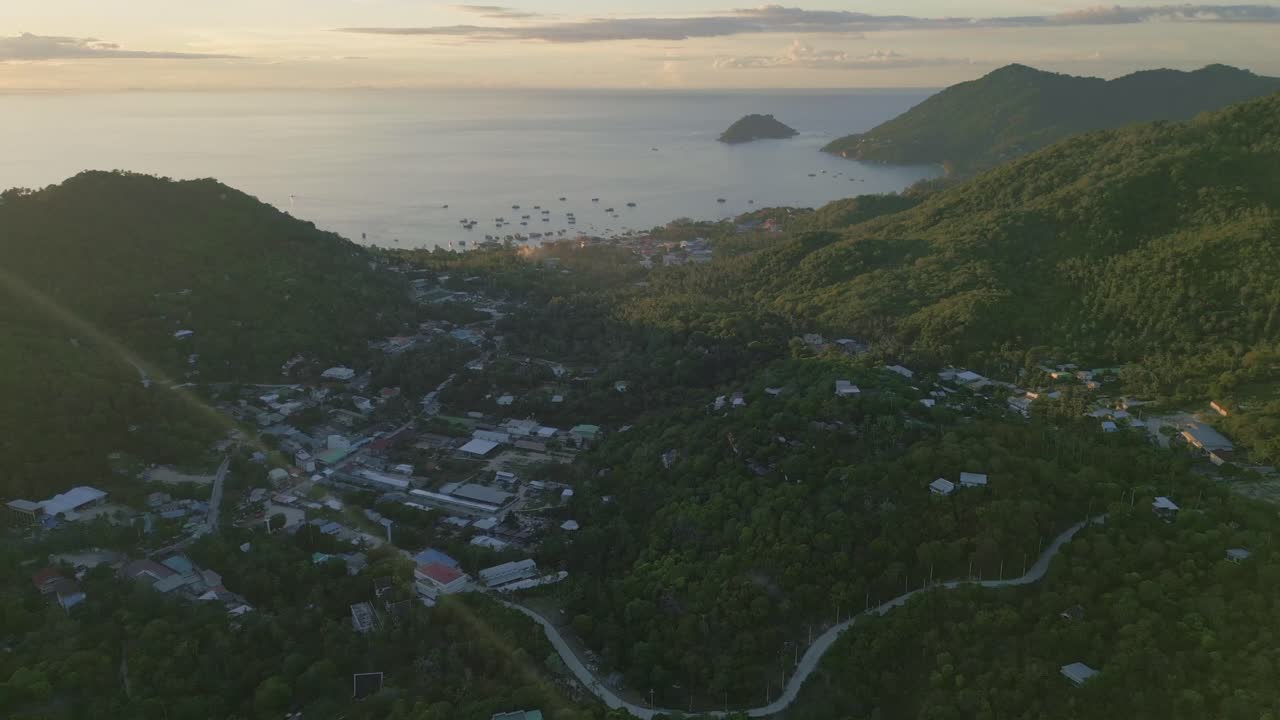 코타오의 공중 풍경, 태국의 여행 리조트, 정글, 산, 해가 지는 환경