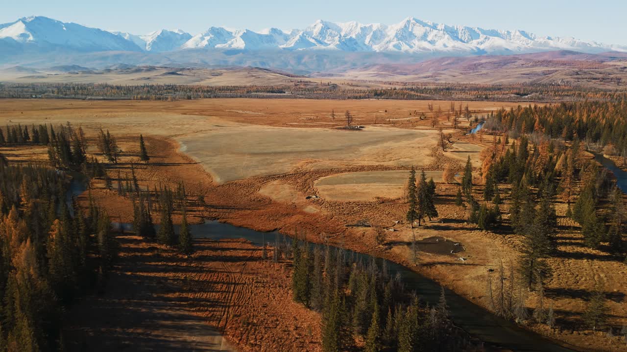paisaje de valle de montaña de otoño